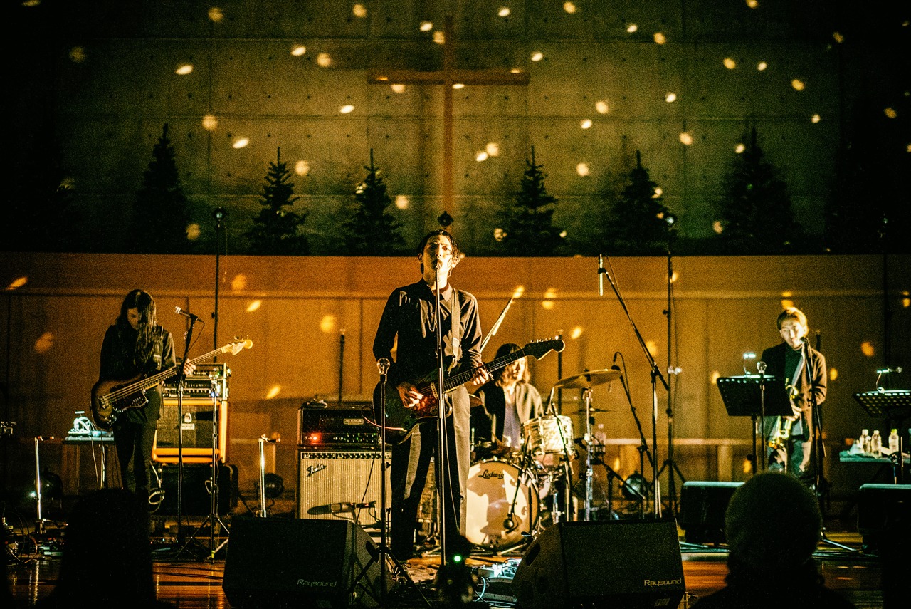 THE NOVEMBERS「Hostess Club Presents "HOLY" THE NOVEMBERS Live at Shinagawa Gloria Chapel」の様子。（Photo by Atsuki Umeda）