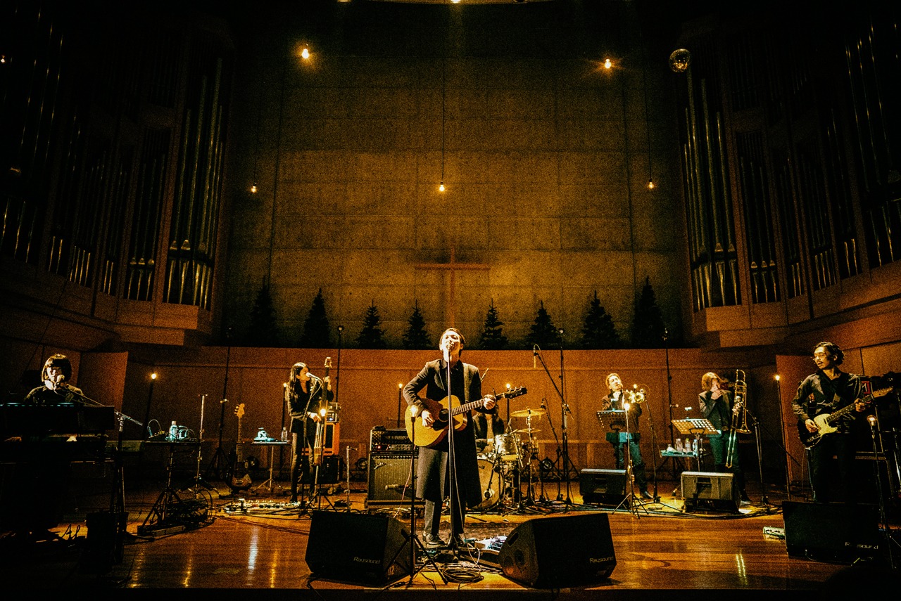 THE NOVEMBERS「Hostess Club Presents "HOLY" THE NOVEMBERS Live at Shinagawa Gloria Chapel」の様子。（Photo by Atsuki Umeda）