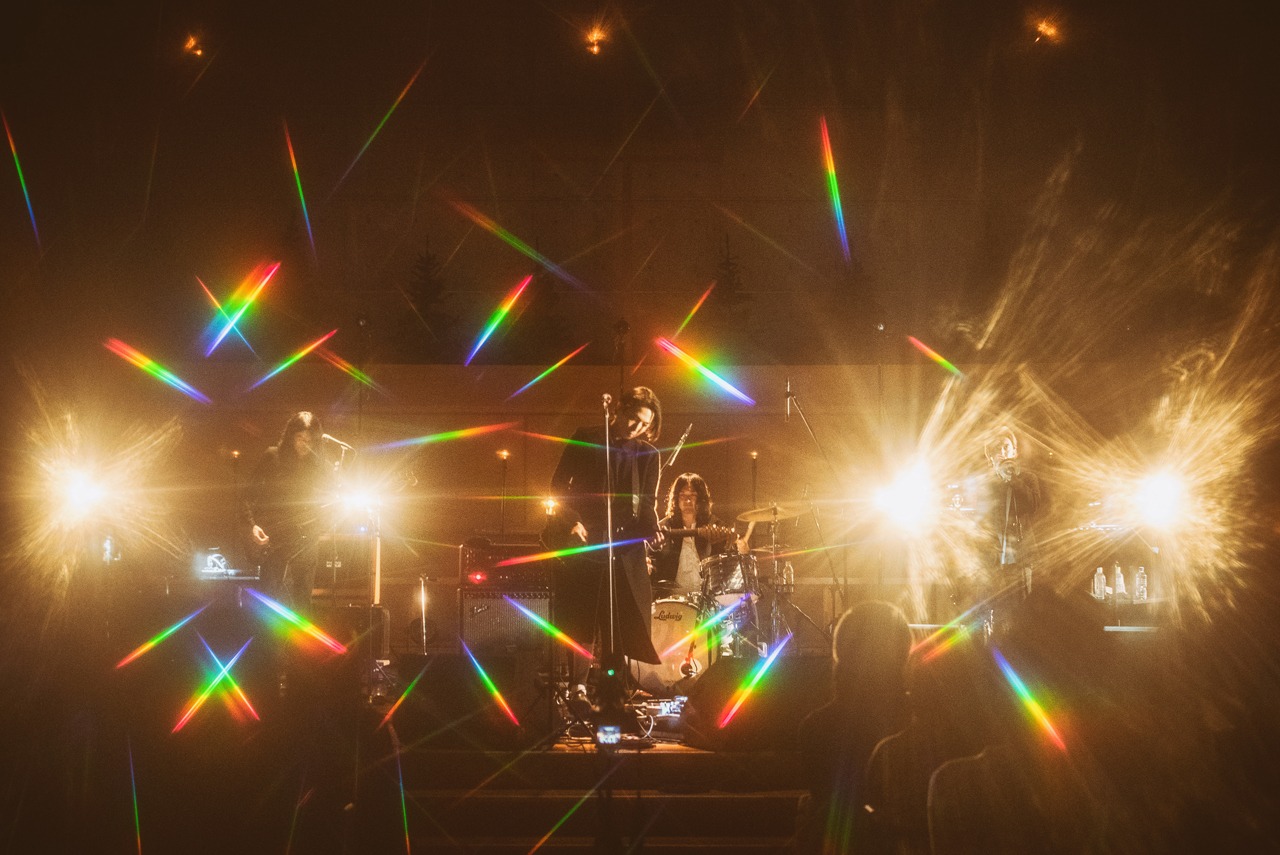 THE NOVEMBERS「Hostess Club Presents "HOLY" THE NOVEMBERS Live at Shinagawa Gloria Chapel」の様子。（Photo by Atsuki Umeda）