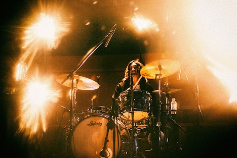 吉木諒祐（Dr）（Photo by Atsuki Umeda）