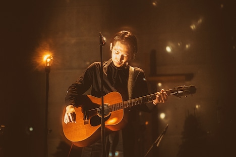 小林祐介（Vo, G）（Photo by Atsuki Umeda）