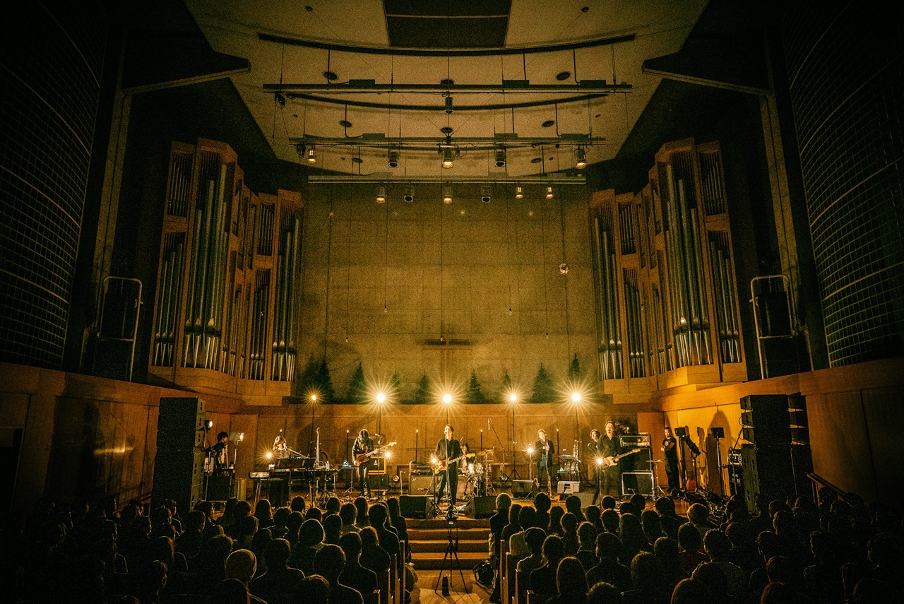THE NOVEMBERS「Hostess Club Presents "HOLY" THE NOVEMBERS Live at Shinagawa Gloria Chapel」の様子。（Photo by Atsuki Umeda）