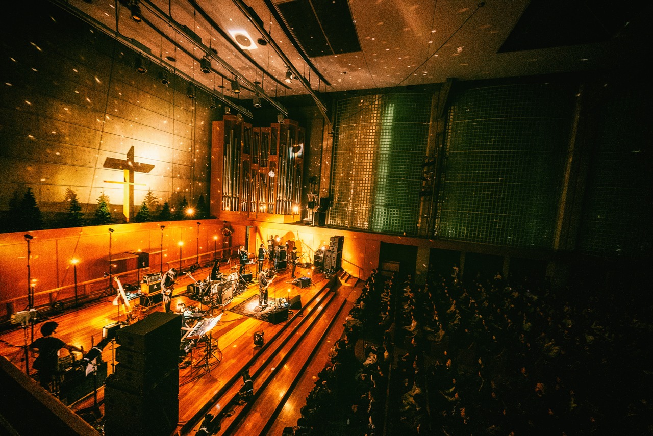 THE NOVEMBERS「Hostess Club Presents "HOLY" THE NOVEMBERS Live at Shinagawa Gloria Chapel」の様子。（Photo by Atsuki Umeda）