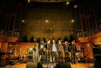 演奏を終え、肩を組み合うTHE NOVEMBERS。（Photo by Atsuki Umeda）