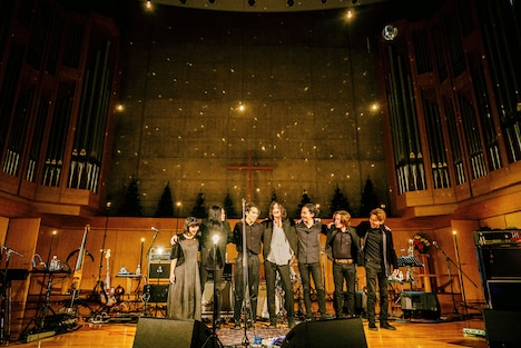 演奏を終え、肩を組み合うTHE NOVEMBERS。（Photo by Atsuki Umeda）