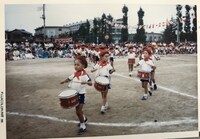 列の先頭でマーチングドラムを叩いているのがピエール中野。