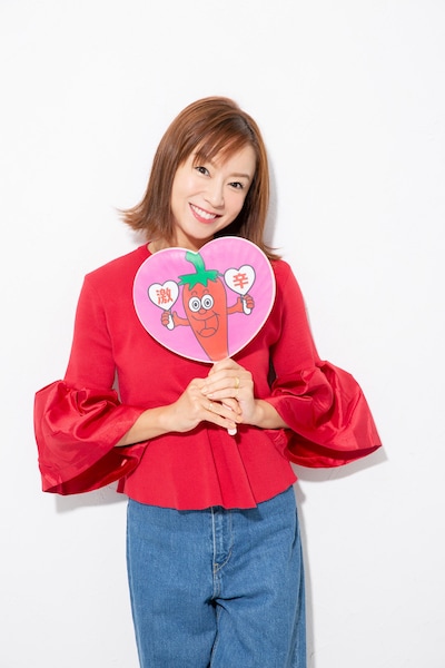 “激辛”うちわを持って微笑む鈴木亜美。