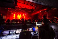 ライブを見守るディレクターの田中紘治。（撮影：林晋介）