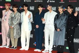 「MAMA」レッドカーペットにBTS、TWICEら続々！初登場超特急は「8号車のおかげ」