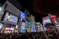 生中継が行われた東京・新宿アルタビジョンの様子。（撮影：粂井健太、井口拓也）