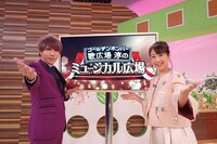 左から歌広場淳（ゴールデンボンバー）、関純子アナウンサー。(c)関西テレビ