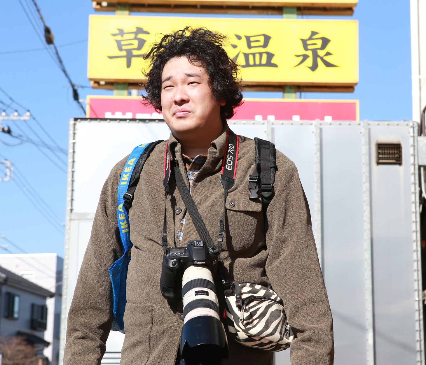 映画「麻雀放浪記2020」でドクに扮する岡崎体育。 (C)2019「麻雀放浪記2020」製作委員会