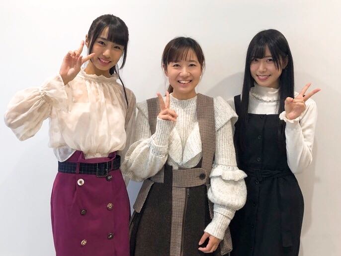 左から清水理子（虹のコンキスタドール）、もふくちゃん、隈本茉莉奈（虹のコンキスタドール）。