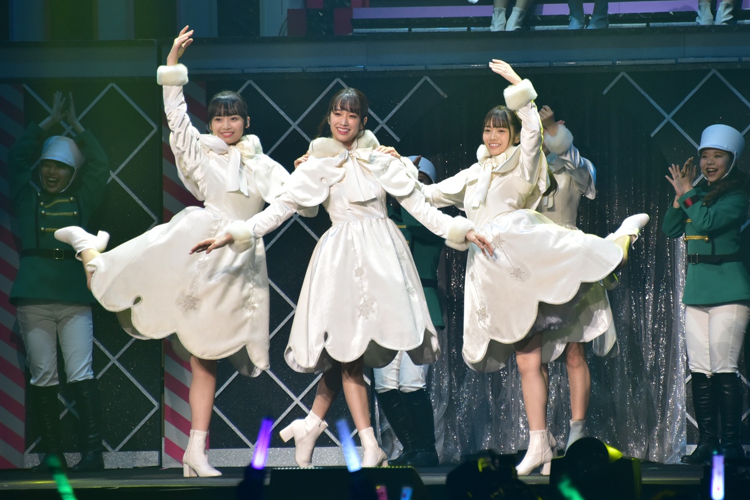 左から濱岸ひより、佐々木久美、宮田愛萌。