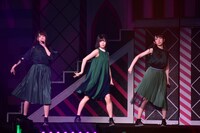 左から富田鈴花、松田好花、金村美玖。