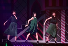 左から富田鈴花、松田好花、金村美玖。