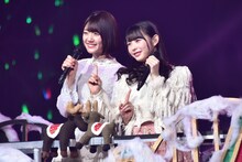 左から佐々木美玲、柿崎芽実。