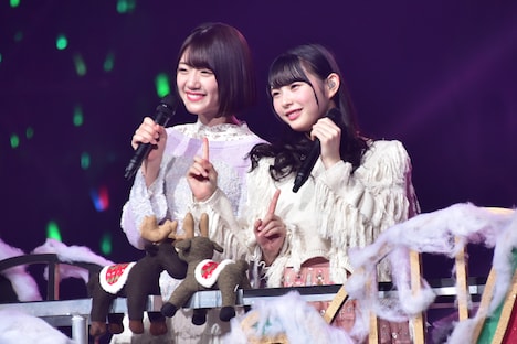 左から佐々木美玲、柿崎芽実。