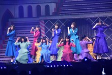 「JOYFUL LOVE」を披露するけやき坂46。