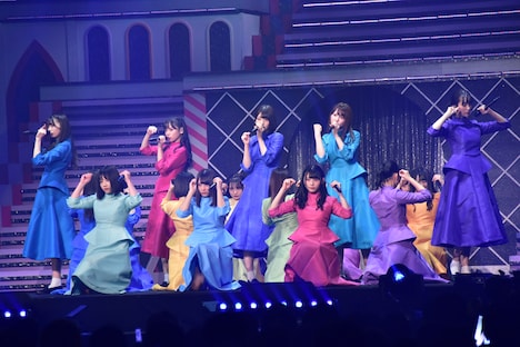 「JOYFUL LOVE」を披露するけやき坂46。