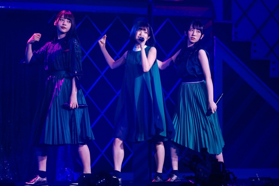 左から富田鈴花、松田好花、金村美玖。（撮影：上山陽介）