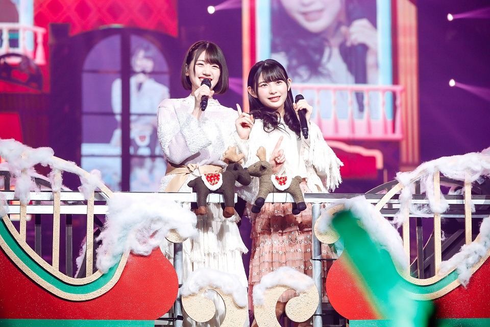 左から佐々木美玲、柿崎芽実。（撮影：上山陽介）