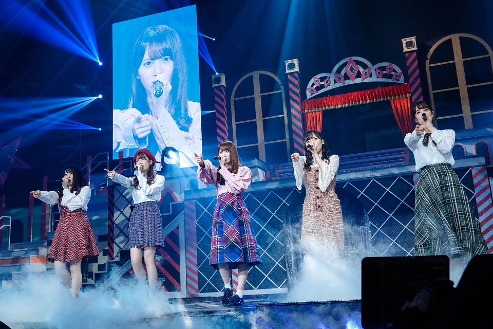 左から潮紗理菜、高本彩花、加藤史帆、齊藤京子、佐々木久美。（撮影：上山陽介）