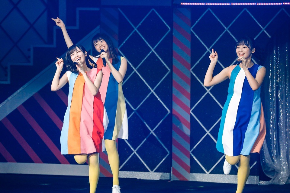 左から宮田愛萌、河田陽菜、濱岸ひより。（撮影：上山陽介）