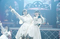 左から松田好花、柿崎芽実。（撮影：上山陽介）