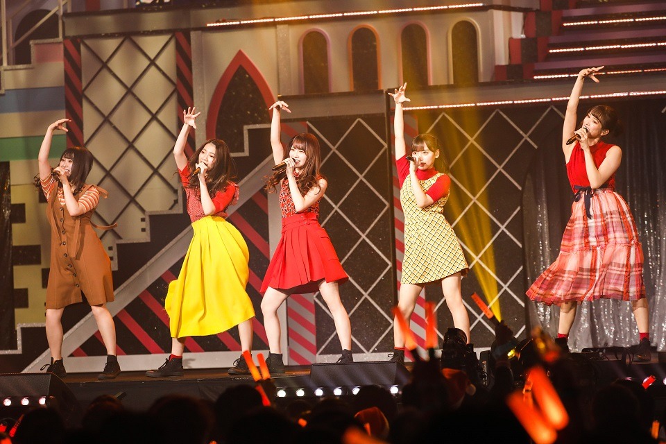 左から潮紗理菜、高本彩花、加藤史帆、齊藤京子、佐々木久美。（撮影：上山陽介）