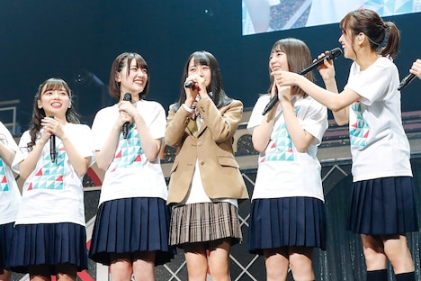 左から齊藤京子、佐々木美玲、上村ひなの、小坂菜緒、佐々木久美。（撮影：上山陽介）