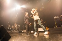 左から向井太一、SALU。（撮影：Tetsuya Yamakawa）