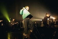 左からあっこゴリラ、向井太一。（撮影：Tetsuya Yamakawa）