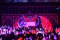 左から志麻、あほの坂田。（撮影：岡本麻衣）