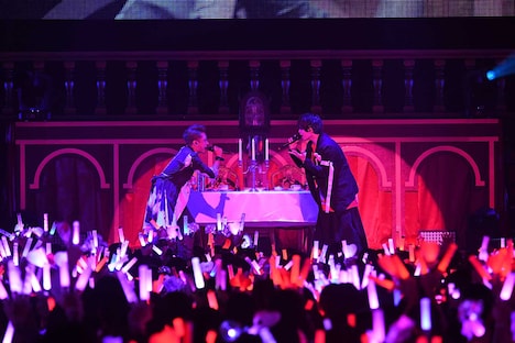 左から志麻、あほの坂田。（撮影：岡本麻衣）