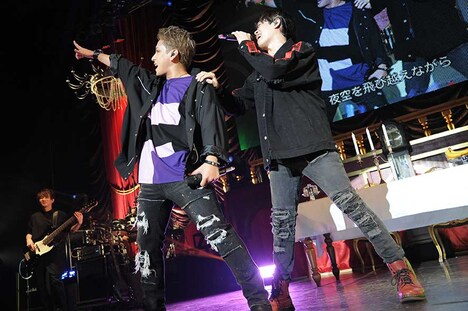 左から志麻、あほの坂田。（撮影：岡本麻衣）