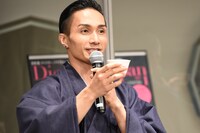 乾杯の音頭を取る橘ケンチ。