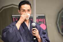 「亜麻猫橘」を飲む橘ケンチ。