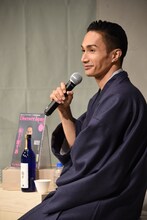 橘ケンチとテーブルに置かれた「亜麻猫橘」。