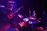 お互い向き合って演奏するЯECK（B, Vo）と中村達也（Dr）。