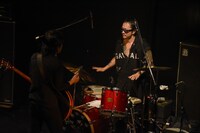 向き合うЯECK（B, Vo）と中村達也（Dr）。