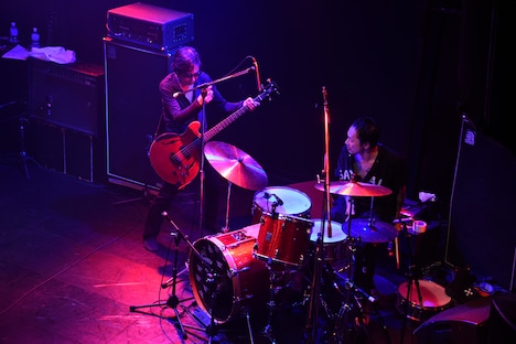 左からЯECK（B, Vo）、中村達也（Dr）。