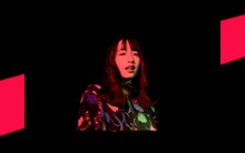 内田珠鈴「人に言われて作る人生」MVのワンシーン。