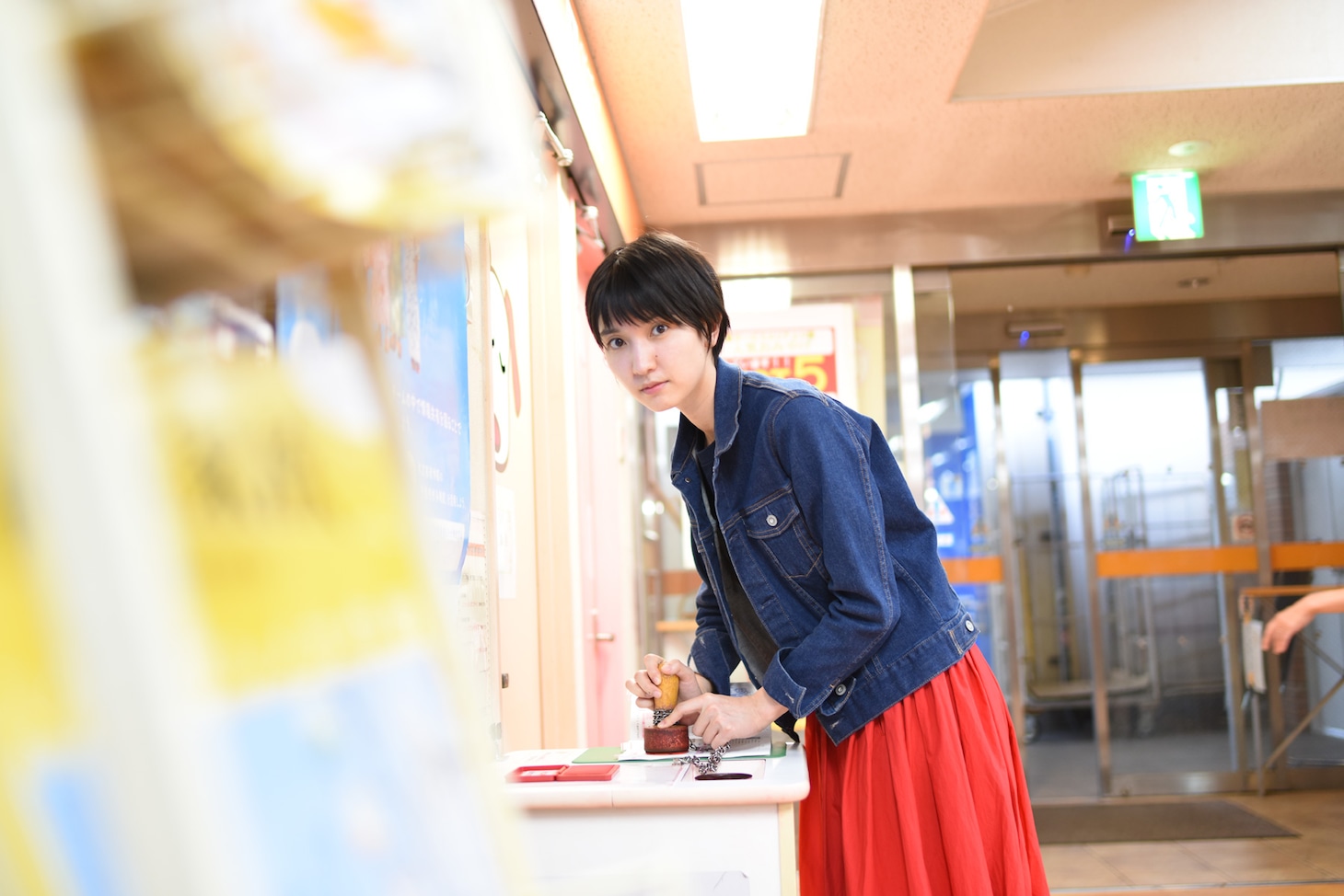 スタンプを押す南壽あさ子。
