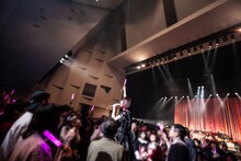 客席フロアで歌唱する大森靖子。（Photo by Masayo）