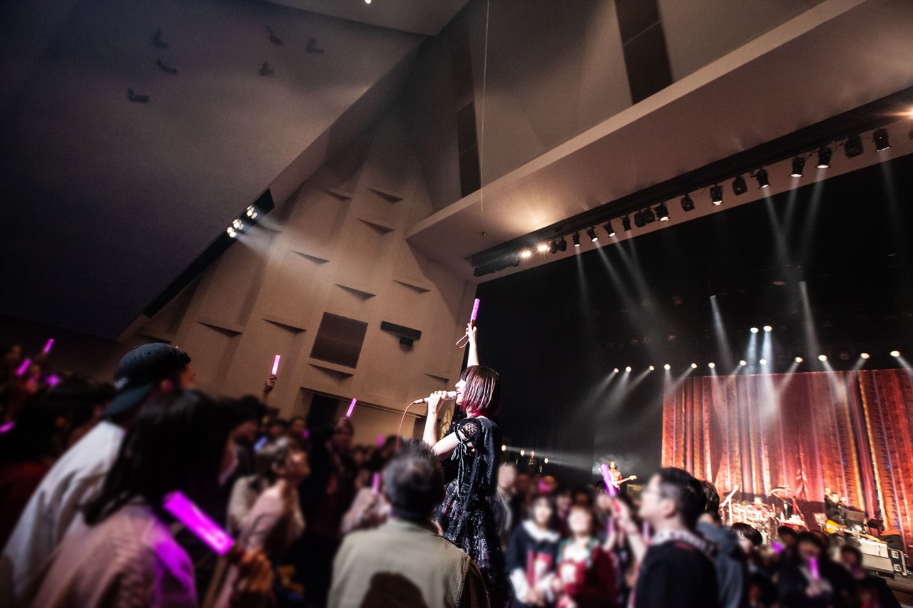 客席フロアで歌唱する大森靖子。（Photo by Masayo）