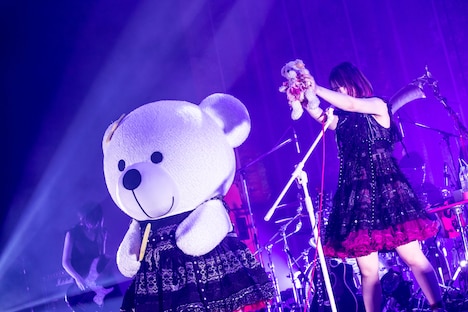 左からゆるナナちゃん、大森靖子。（Photo by Masayo）