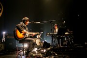 左から斎藤宏介（UNISON SQUARE GARDEN）、渡辺シュンスケ（Schroeder-Headz）。（Photo by Viola Kam［V'z Twinkle］）