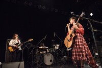 おかもとえみ（左）がキレていなくなってしまった悪夢について話す原田珠々華（右）。おかもとはこのとベースを置き「やってらんねえよ！」とその悪夢を再現した。