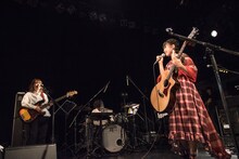 おかもとえみ（左）がキレていなくなってしまった悪夢について話す原田珠々華（右）。おかもとはこのとベースを置き「やってらんねえよ！」とその悪夢を再現した。